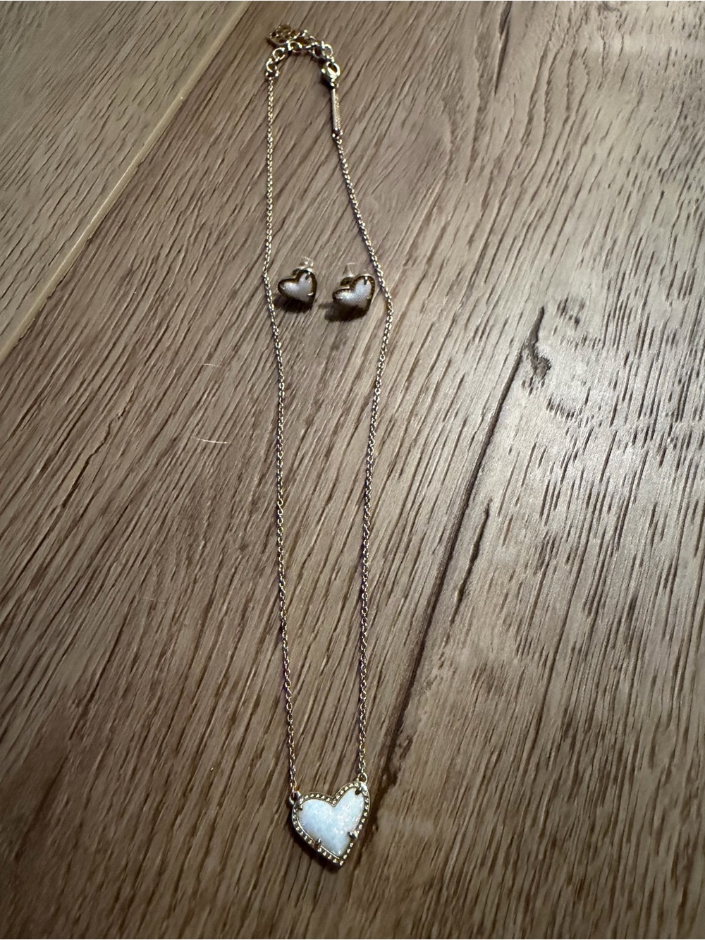Kendra Scott Framed Ari Heart Gold Stud Earrings & Necklace in White Opal Resin